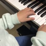 ヤマハピアノグレードBコースで伴奏づけを練習する様子。左手でベース音、右手で和音を演奏し、伴奏力やコード進行を身につけます。