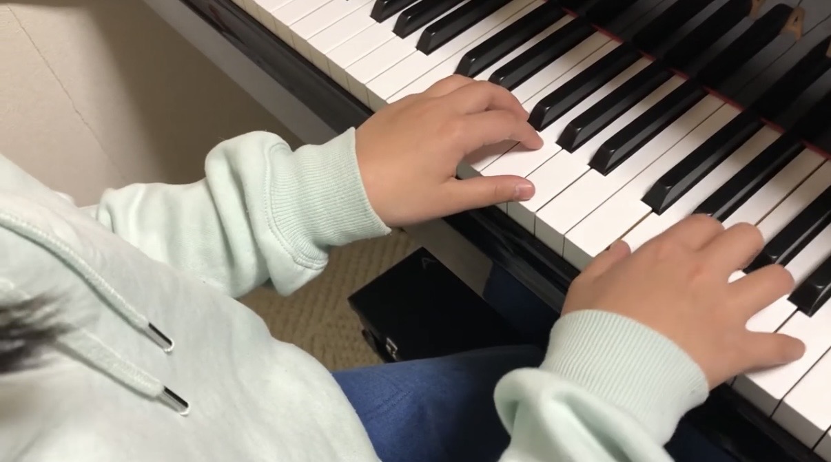 ヤマハピアノグレードBコースで伴奏づけを練習する様子。左手でベース音、右手で和音を演奏し、伴奏力やコード進行を身につけます。