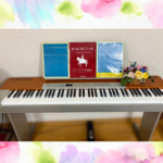 静岡市駿河区のぴあえれ音楽教室に置いてある、電子ピアノと楽譜。