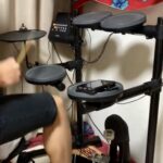 静岡市駿河区のぴあえれ音楽教室で電子ドラムでリズム練習をしている様子。